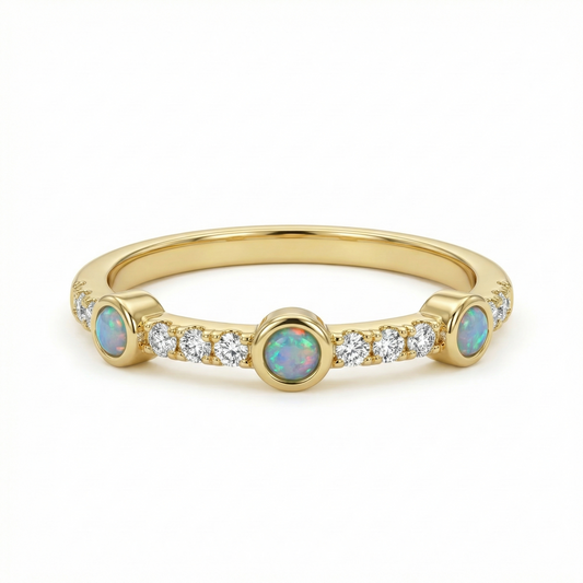 Bague dorée or 18k avec trois opales arc-en-ciel et zircons blancs