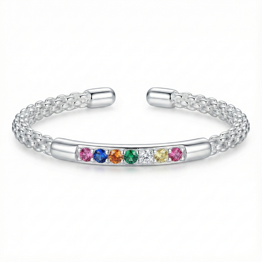 Bague ouverte réglable argentée avec anneau texturé perlé et barrette de pierres zircons multicolores style arc-en-ciel.