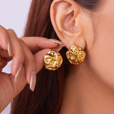 Boucles d’oreilles organiques martelées en acier inoxydable doré