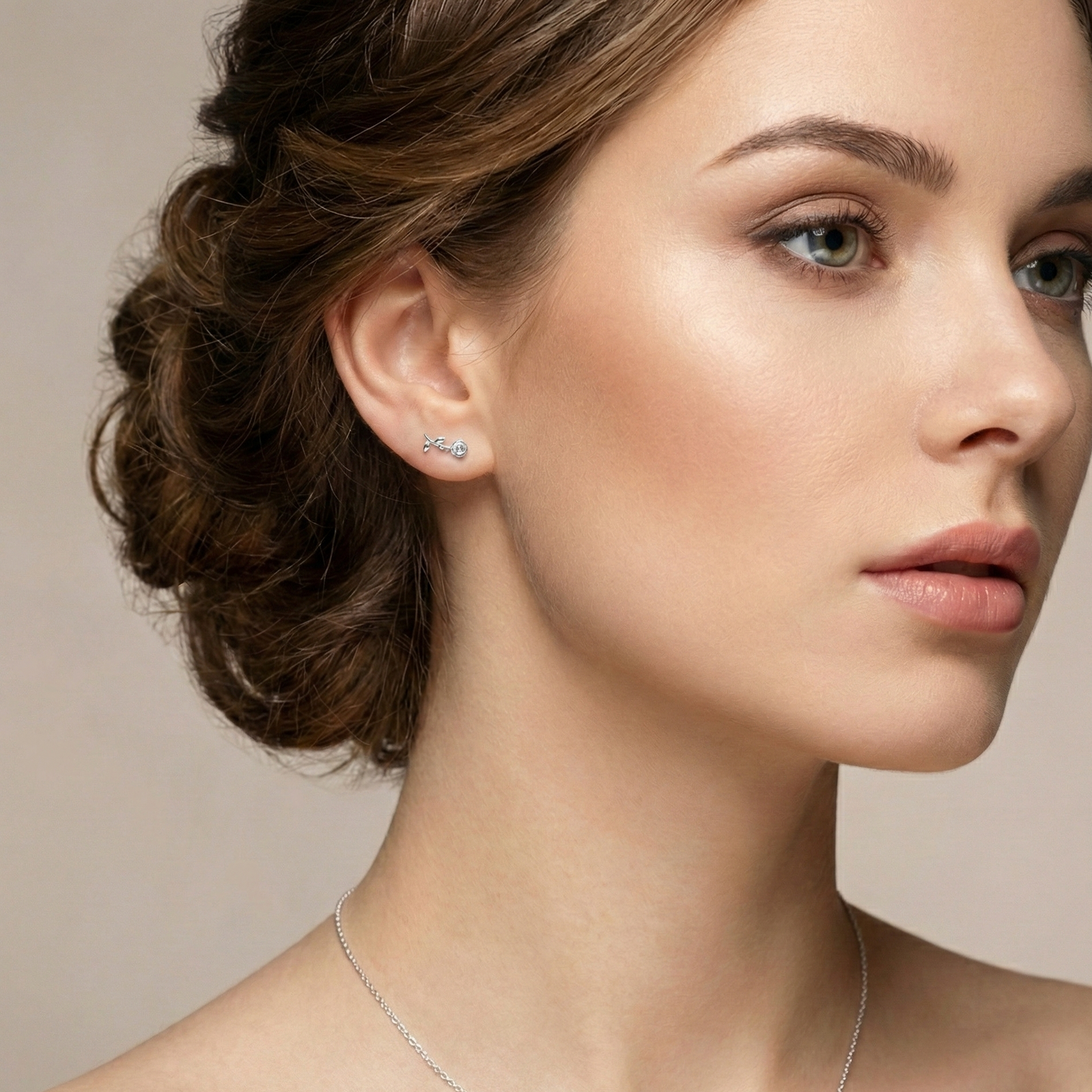Boucles d'oreilles puces cœur lisse en argent fin 999 (pur), bijou minimaliste et hypoallergénique pour oreilles sensibles.