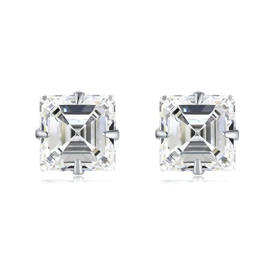 Paire de boucles d’oreilles carrées en argent 925 serties de pierres blanches taille princesse, design épuré et élégant, finition joaillerie contemporaine.