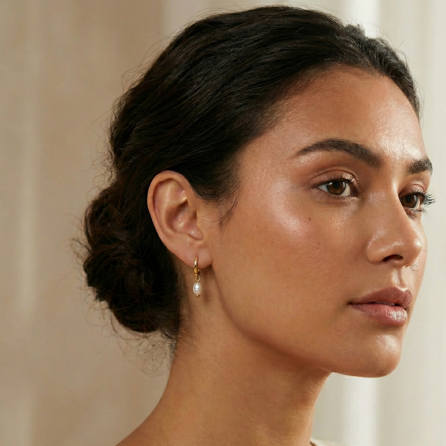Boucles d'oreilles mariage pendantes : créoles dorées ornées de perles blanches nacrées, style élégant et chic.