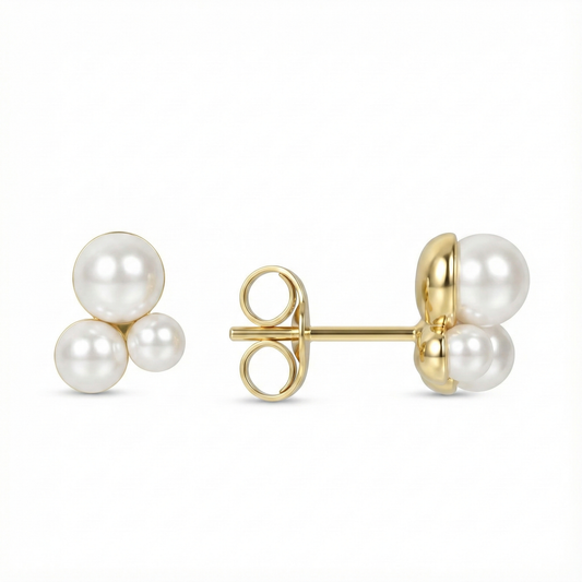 Boucles d’oreilles puces dorées or 18k avec trois perles blanches en grappe, design discret et lumineux
