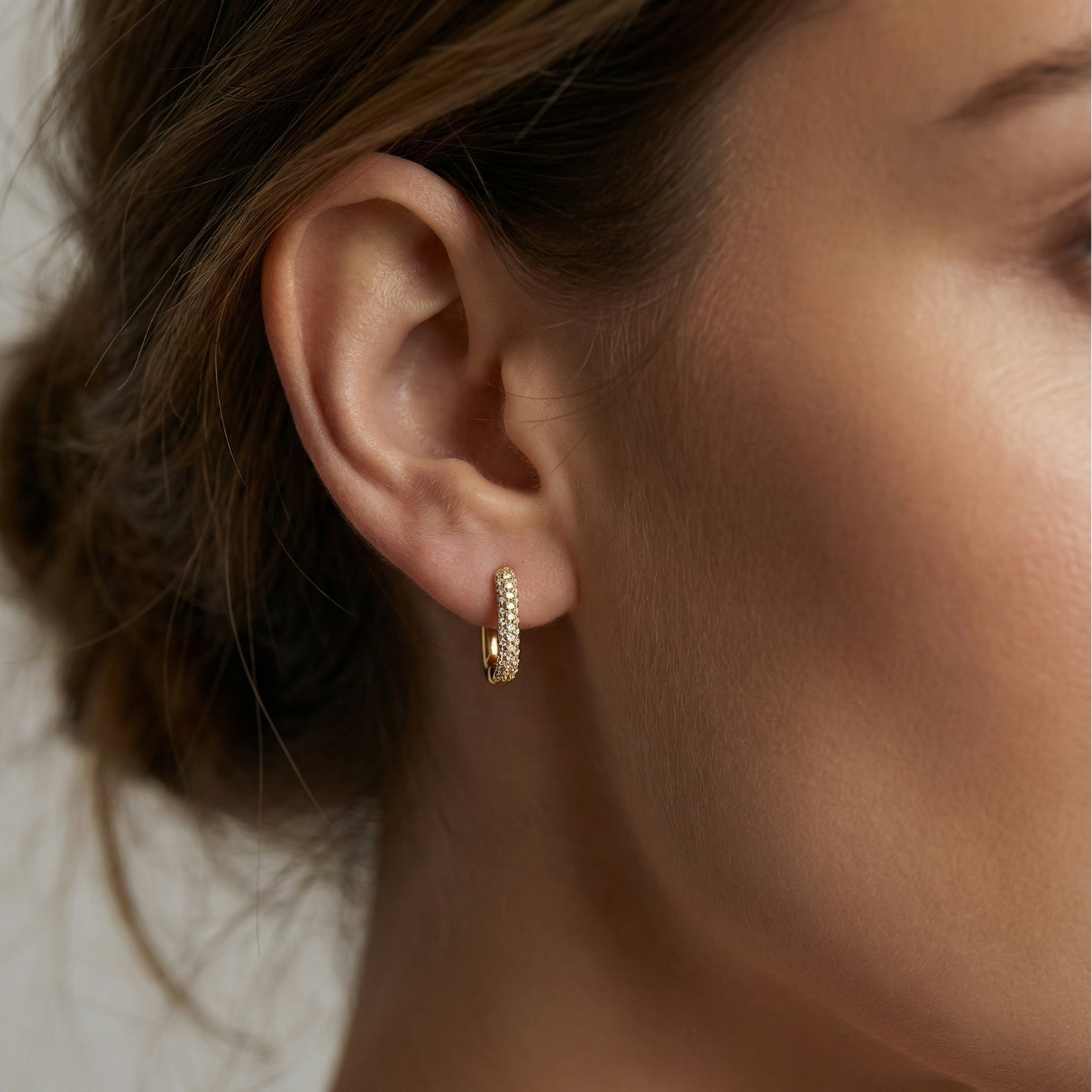 Boucles d’oreilles rectangles dorées or 18k entièrement pavées de zircons scintillants, bijou géométrique moderne et sophistiqué