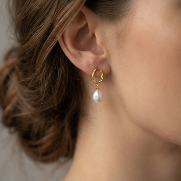 Boucles d’oreilles pendantes dorées or 18k avec ovale texturé et perle blanche baroque