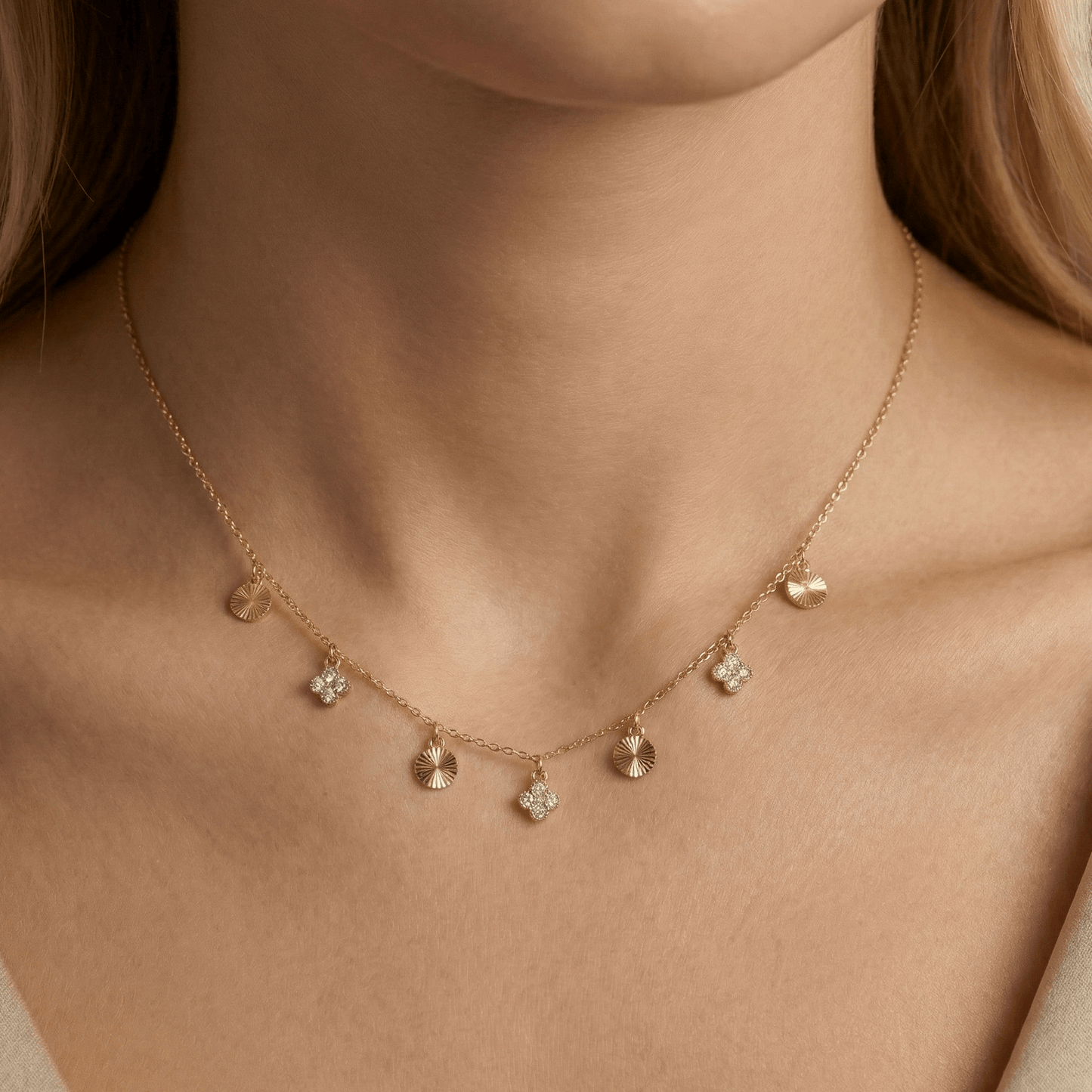 Collier en acier inoxydable doré avec pampilles gravées et motifs sertis de pierres claires, chaîne ajustable élégante pour usage quotidien