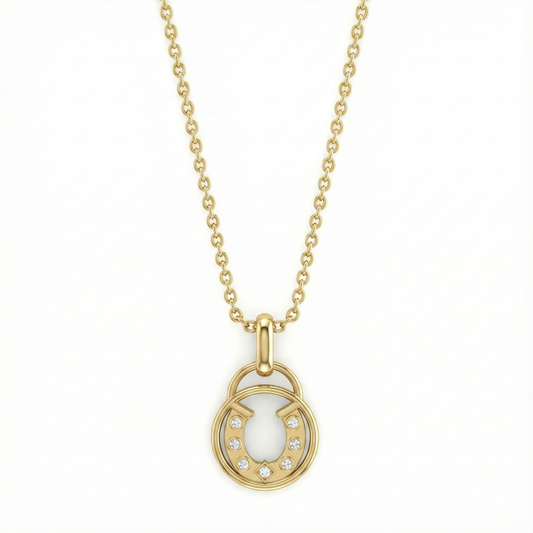Collier doré à l’or 18k avec pendentif fer à cheval serti de zircons