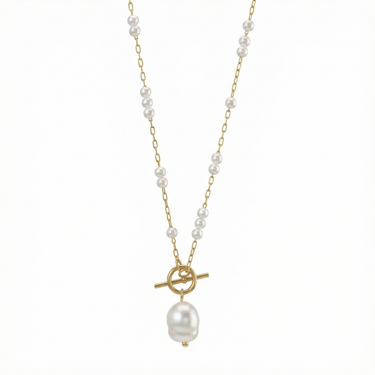 Détail perles blanches et fermoir toggle avec perle baroque