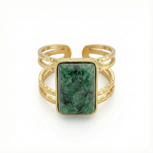 détail pierre chrysocolle naturelle sur bague dorée