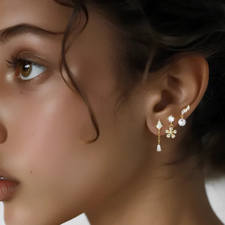 Piercing pour hélix et cartilage finition or, serti d'un cristal losange et d'une pampille goutte d'eau en zircon scintillant