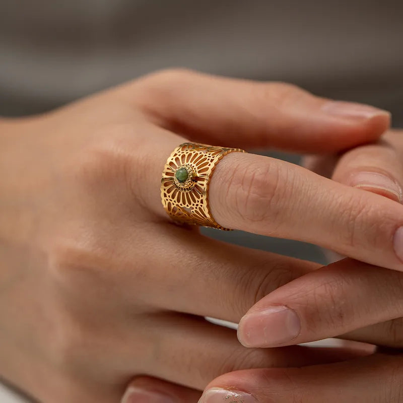 Bague acier inoxydable doré dentelle orientale perle verte portée