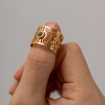 Bague acier inoxydable doré dentelle orientale perle verte portée
