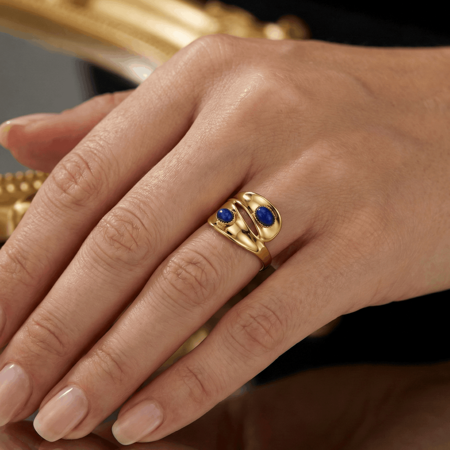 Bague ajustable en acier inoxydable doré à double anneau sertie de pierres bleues, design contemporain, hauteur 1,8 cm, usage quotidien