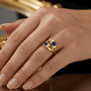 Bague ajustable en acier inoxydable doré à double anneau sertie de pierres bleues, design contemporain, hauteur 1,8 cm, usage quotidien
