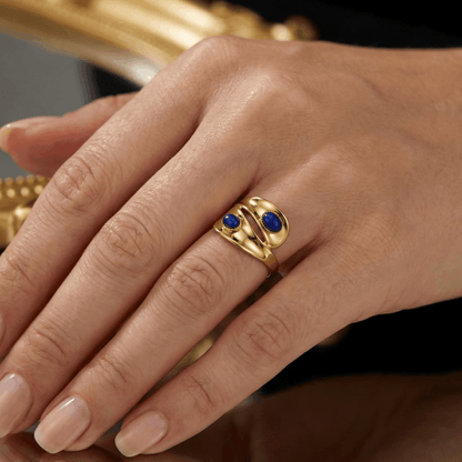 Bague ajustable en acier inoxydable doré à double anneau sertie de pierres bleues, design contemporain, hauteur 1,8 cm, usage quotidien