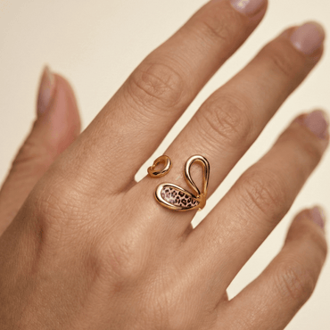 Bague ajustable en acier inoxydable doré avec insert motif léopard, design sculptural contemporain, dimensions 2,76 cm, usage quotidien
