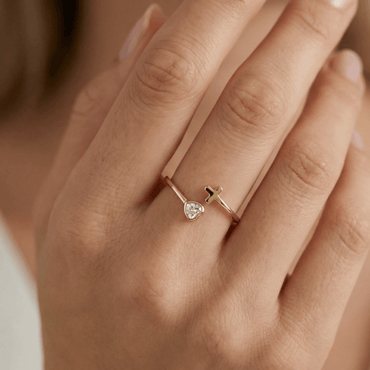 Bague dorée en laiton or 18k ajustable avec croix et cœur serti zircon