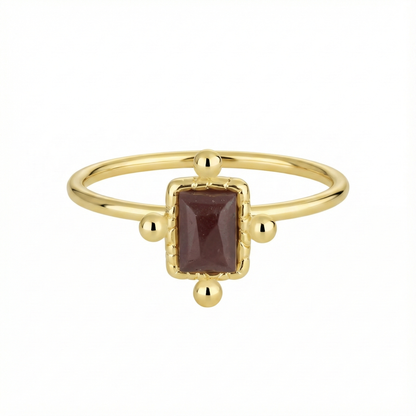 Bague dorée or 18k avec pierre prune rectangulaire et détails perlés d’inspiration antique