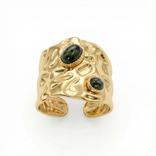 bague large acier inoxydable doré martelée pierres vertes vue frontale