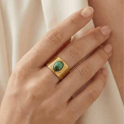 Bague ouverte en acier inoxydable doré avec pierre verte cabochon, design structuré gravé, bijou de caractère pour usage quotidien