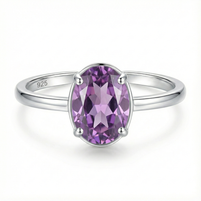 Bague solitaire en argent sterling 925 ornée d'une pierre améthyste ovale violette sertie quatre griffes.