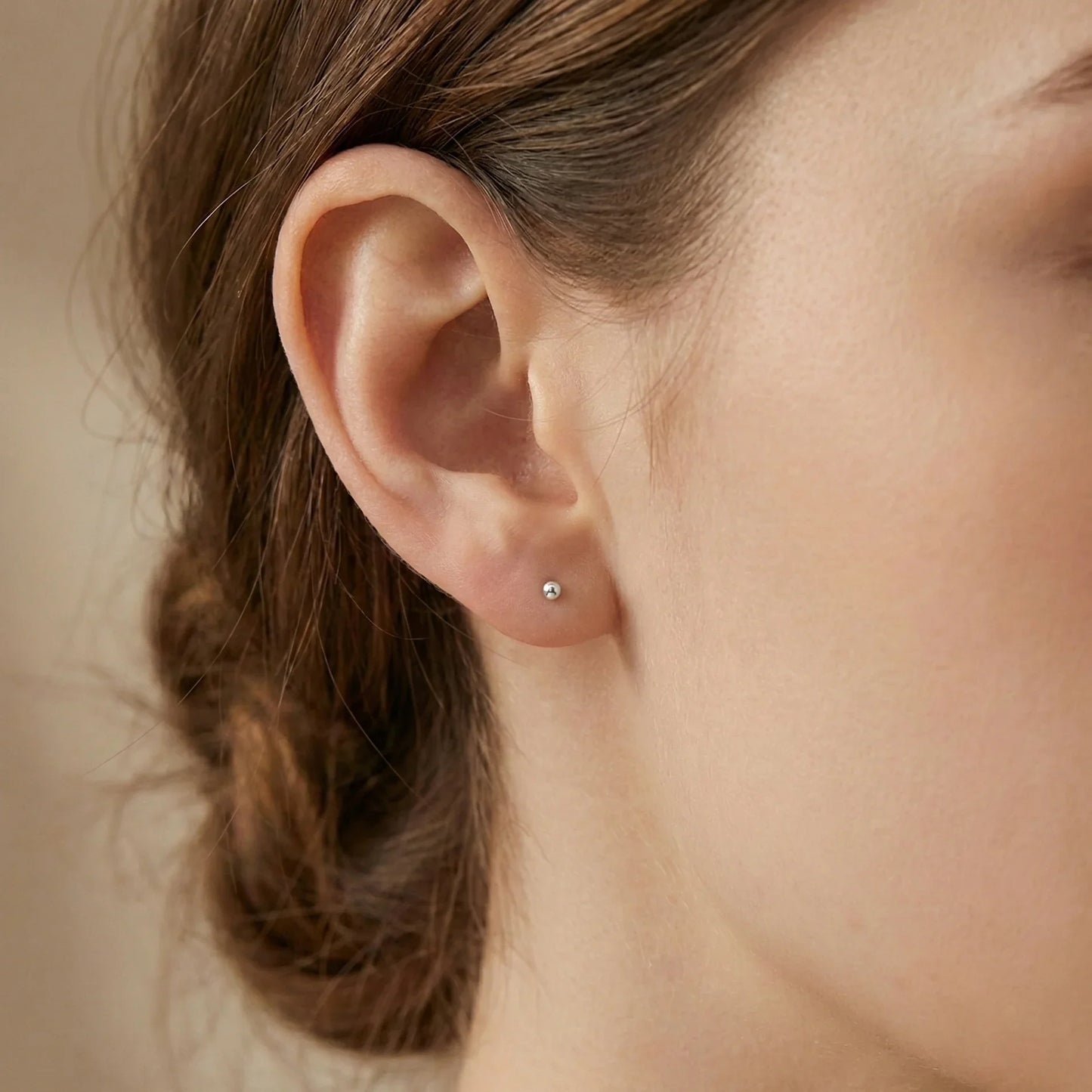 Boucle d’oreille clou en argent 999 en forme de boule, bijou minimaliste et intemporel pour femme