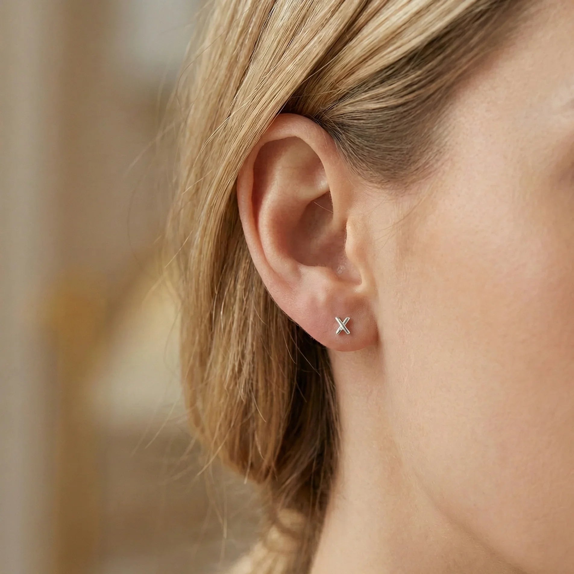 Boucle d’oreille clou en argent 999 en forme de croix minimaliste, bijou moderne et élégant pour femme