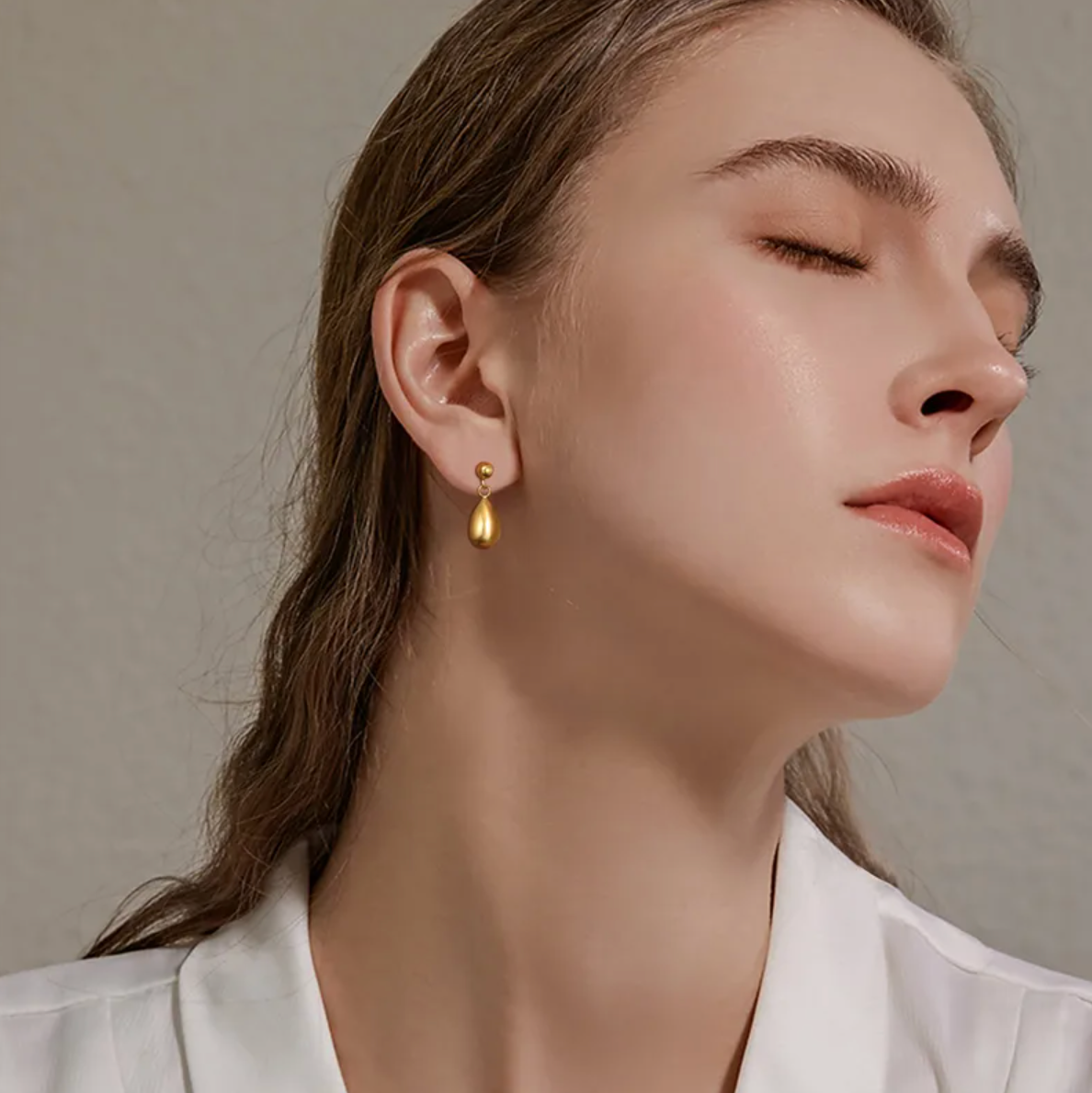 Boucles d’oreilles clous dorées pour femme en acier inoxydable, au design goutte d’eau lisse et poli miroir. Bijou chic et intemporel au style minimaliste et contemporain, hypoallergénique et résistant à l’eau, parfait pour un look raffiné au quotidien