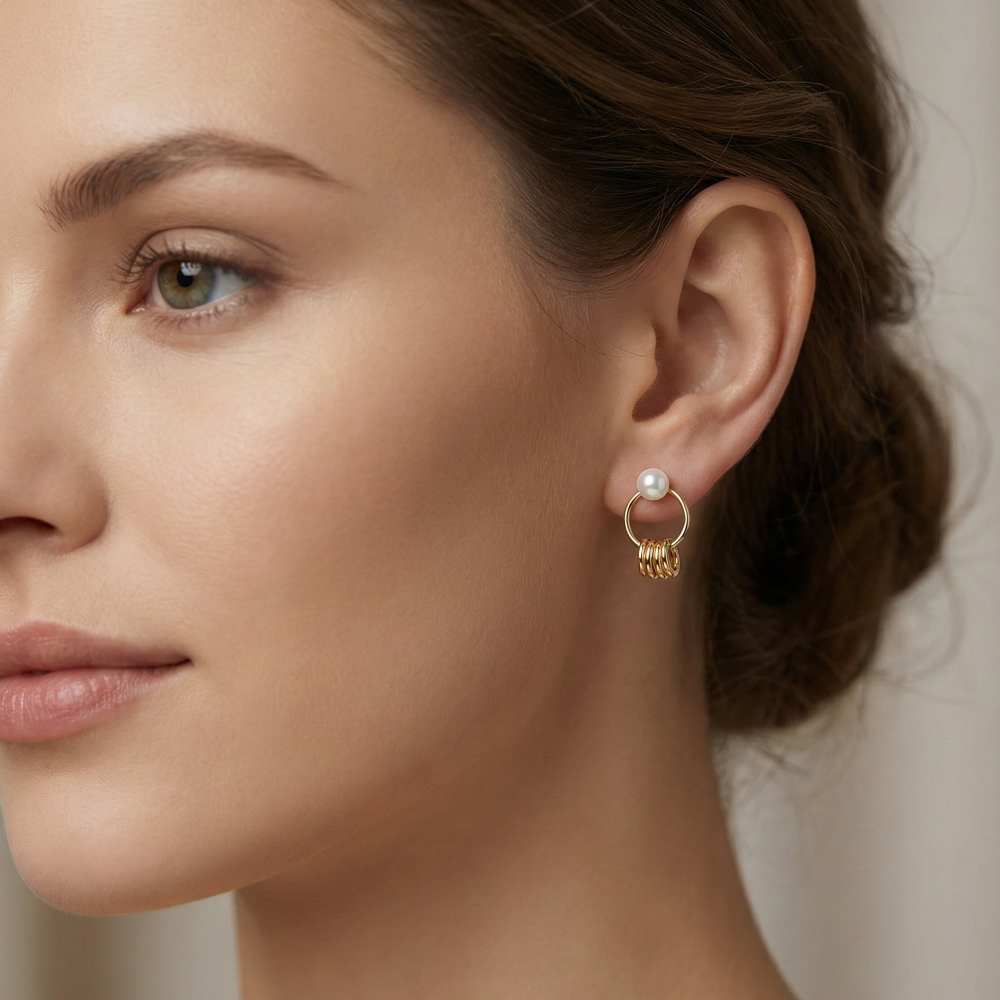 Boucles d’oreilles dorées or 18k avec perle blanche et anneaux géométriques