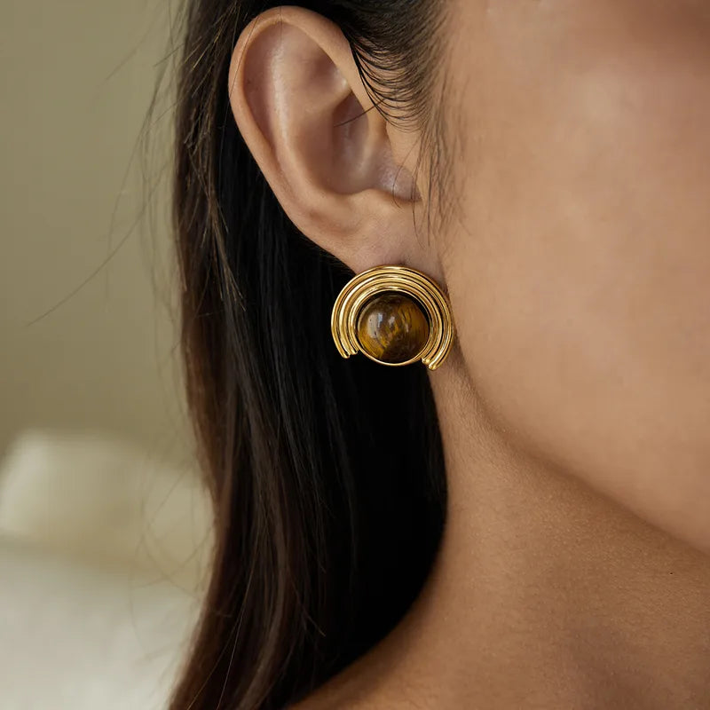 Boucles d’oreilles rondes couleur or en acier inoxydable avec pierre œil-de-tigre.