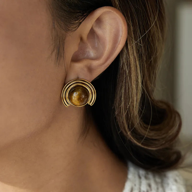 Boucles d’oreilles rondes couleur or en acier inoxydable avec pierre œil-de-tigre.