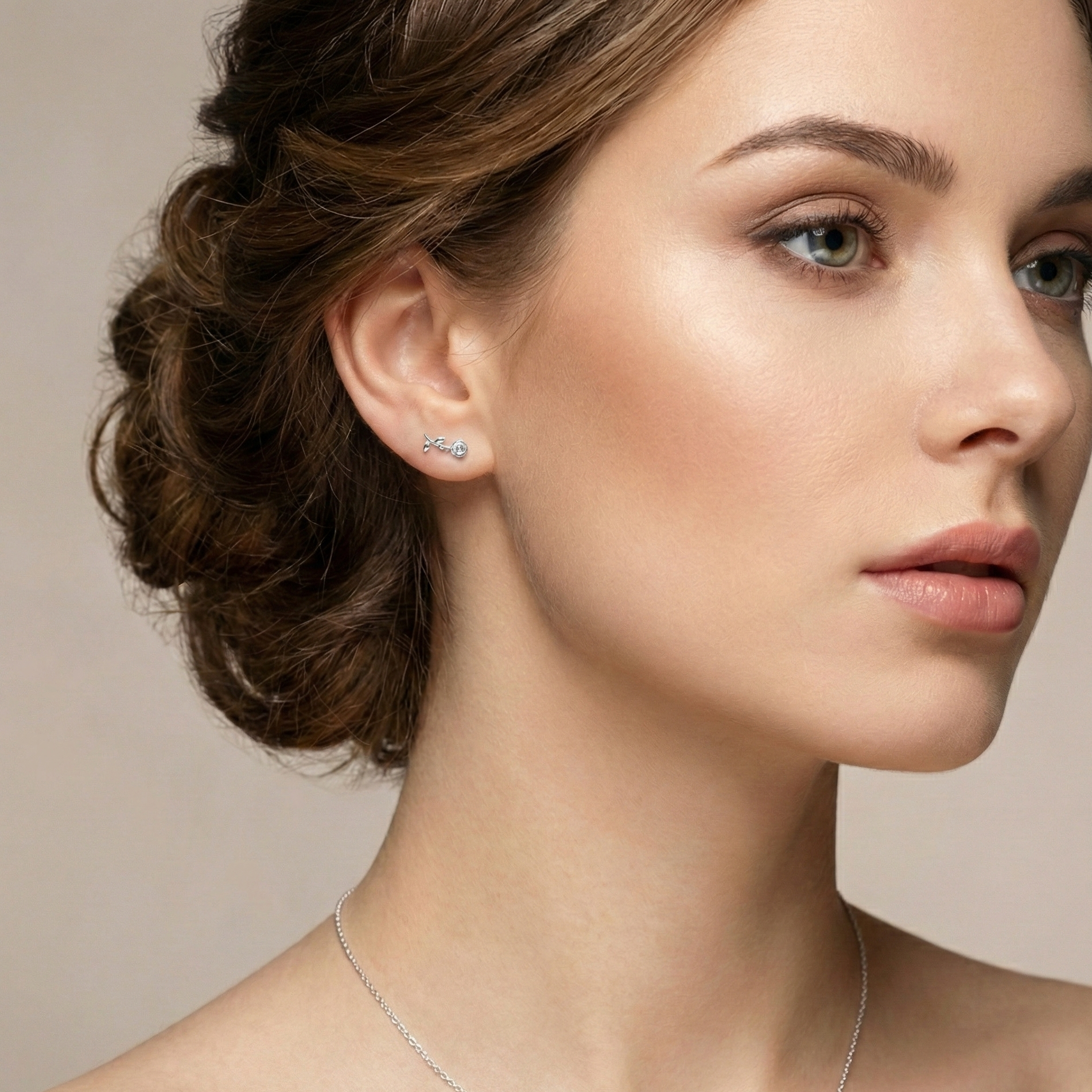 Boucles d'oreilles puces cœur lisse en argent fin 999 (pur), bijou minimaliste et hypoallergénique pour oreilles sensibles.
