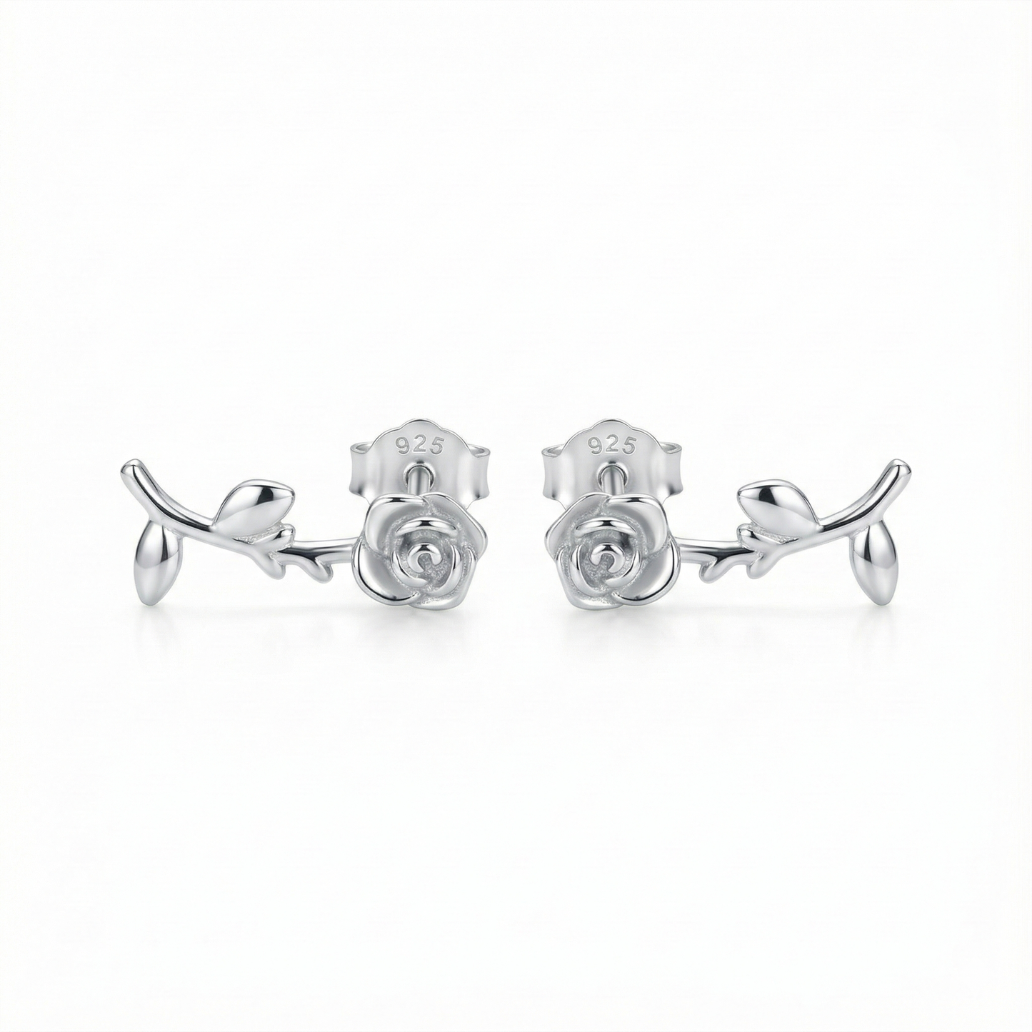 Boucles d'oreilles puces cœur lisse en argent fin 999 (pur), bijou minimaliste et hypoallergénique pour oreilles sensibles.