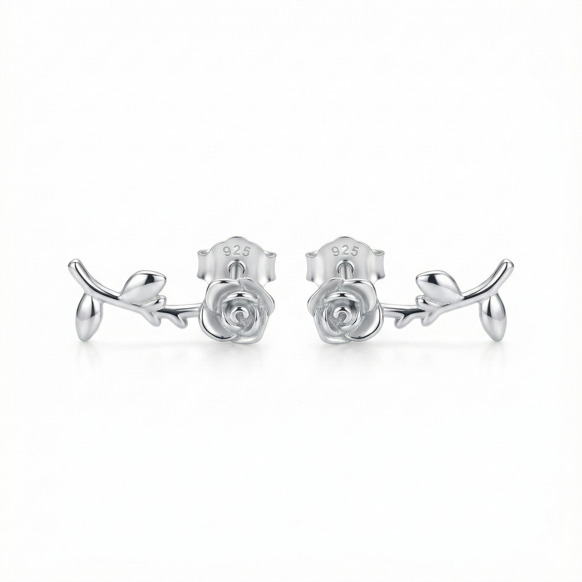 Boucles d'oreilles puces cœur lisse en argent fin 999 (pur), bijou minimaliste et hypoallergénique pour oreilles sensibles.