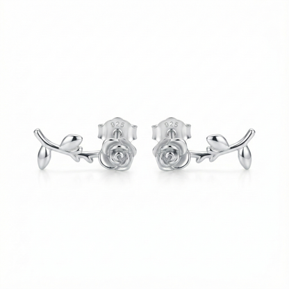 Boucles d'oreilles puces cœur lisse en argent fin 999 (pur), bijou minimaliste et hypoallergénique pour oreilles sensibles.