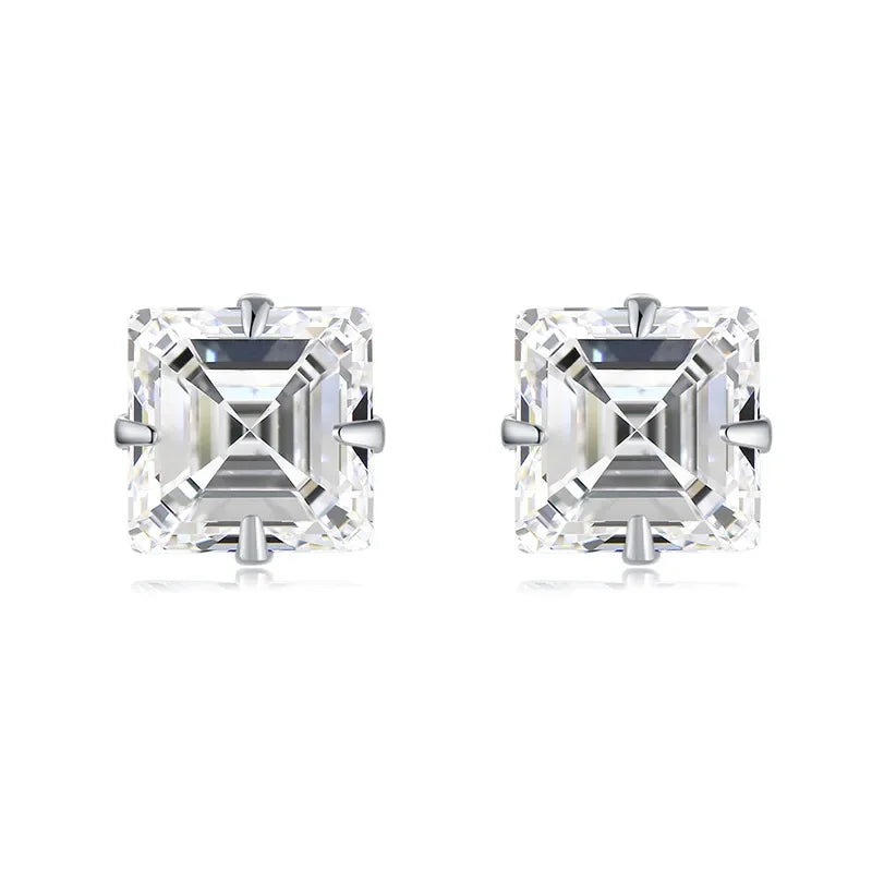 Paire de boucles d’oreilles carrées en argent 925 serties de pierres blanches taille princesse, design épuré et élégant, finition joaillerie contemporaine.