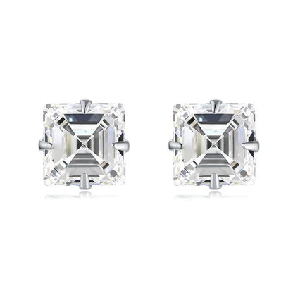 Paire de boucles d’oreilles carrées en argent 925 serties de pierres blanches taille princesse, design épuré et élégant, finition joaillerie contemporaine.