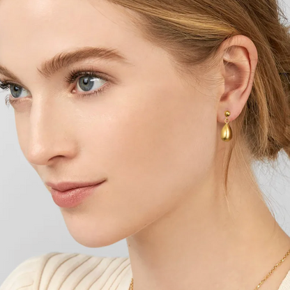 Des boucles d’oreilles clous en forme de goutte, au design pur et lisse, qui capturent la lumière avec subtilité. Leur silhouette douce évoque la fluidité, l’élégance et la simplicité des formes naturelles.

Matériau : Acier inoxydable couleur doré, finition polie miroir, résistant à l’eau, sans ternissure, hypoallergénique.

Dimensions : Hauteur 15 mm – Largeur 7,8 mm. Poids : 7 g la paire.

Design : Forme de goutte d’eau stylisée, arrondie, équilibrée, au volume délicat. Fermeture clou discrète à l’arrièr