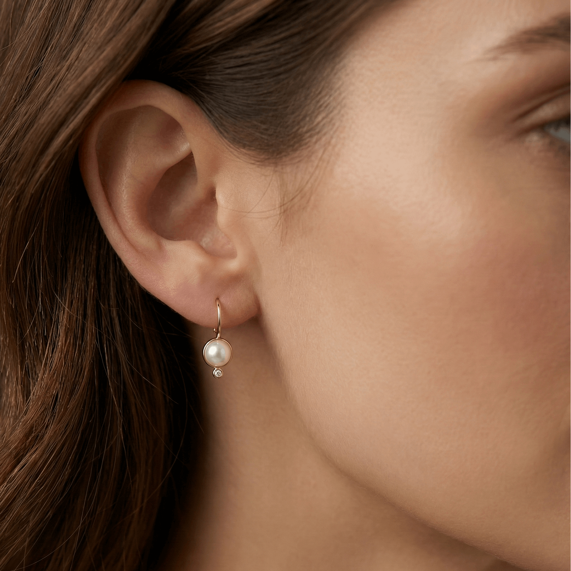 Boucles d’oreilles pendantes dorées or 18k avec perle blanche et zircon