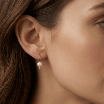 Boucles d’oreilles pendantes dorées or 18k avec perle blanche et zircon