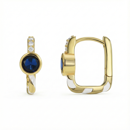 Boucles d’oreilles dorées or 18k rectangulaires avec pierre bleue facettée, ligne de zircons et émail blanc, design graphique élégant