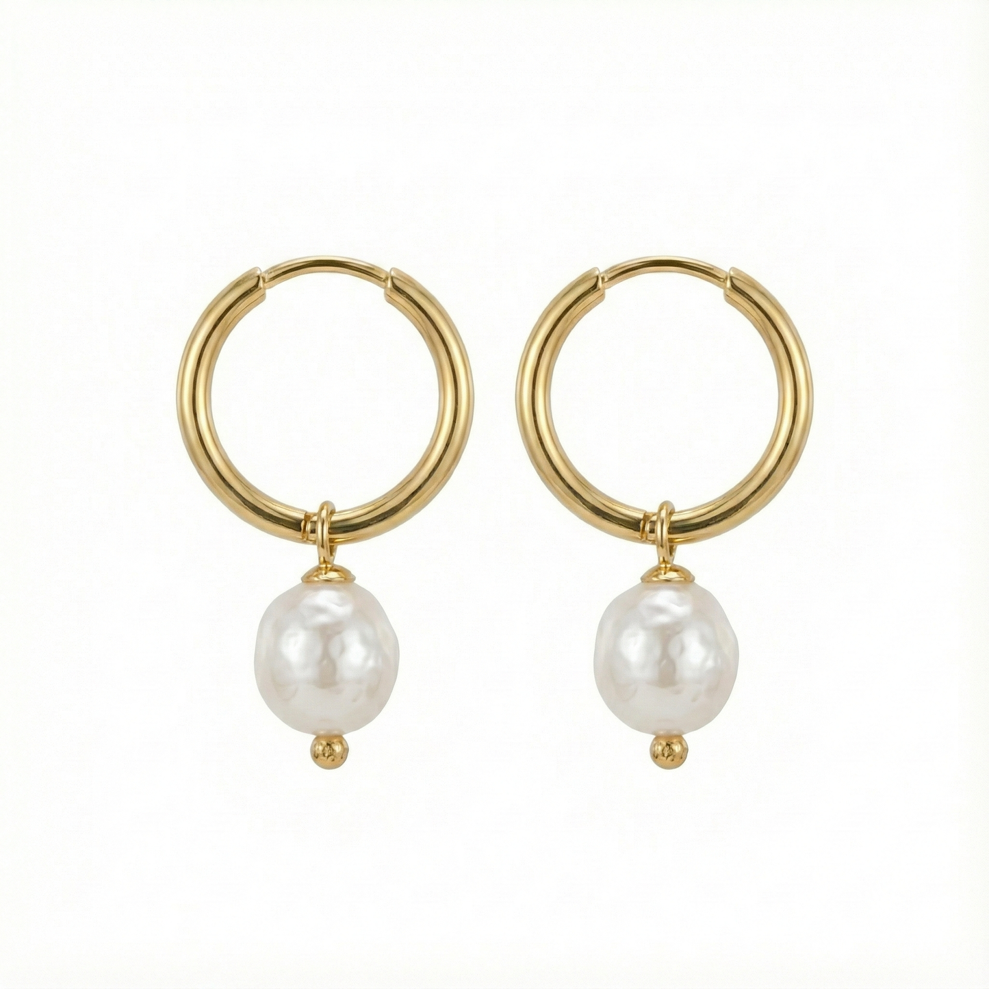 Boucles d'oreilles mariage pendantes : créoles dorées ornées de perles blanches nacrées, style élégant et chic.