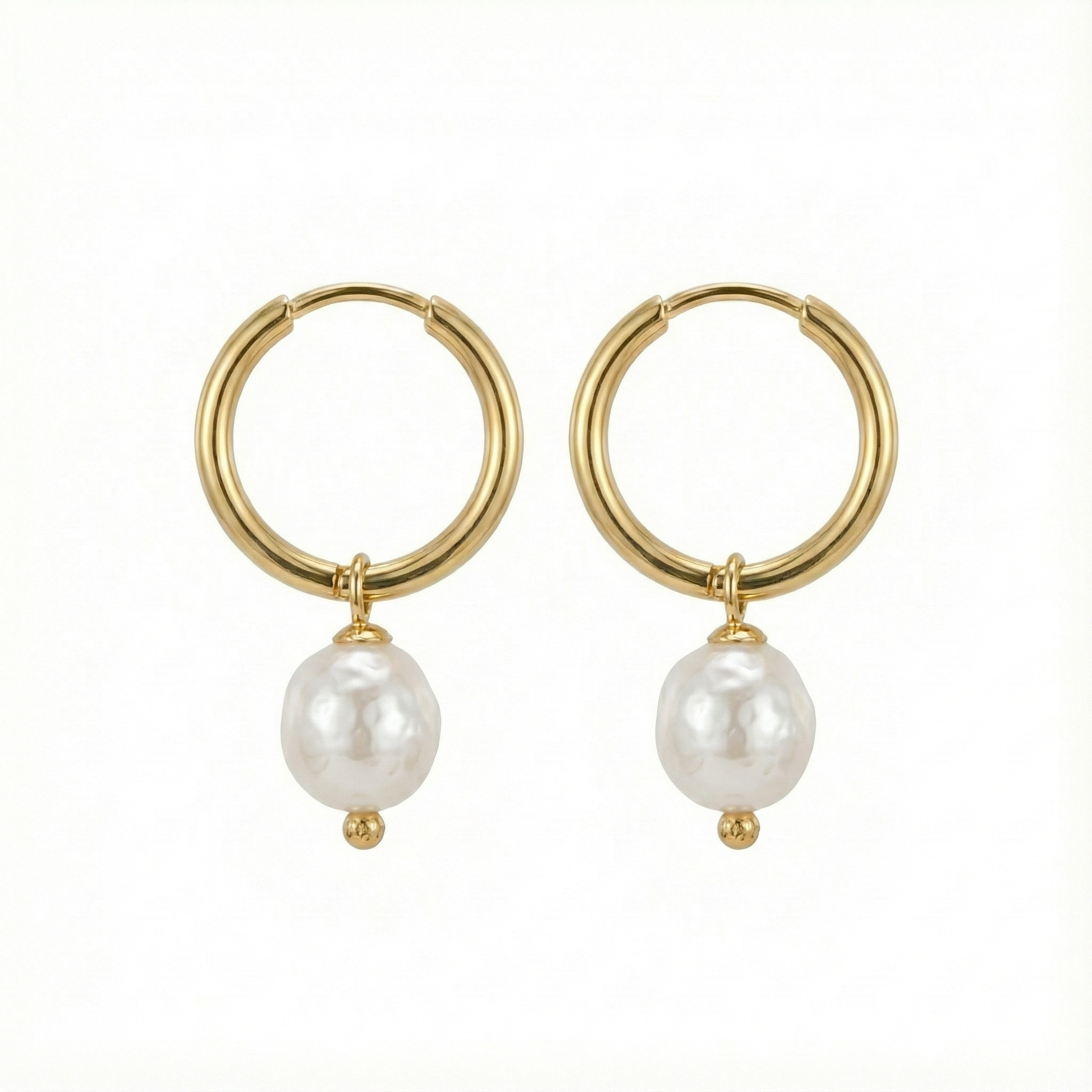 Boucles d'oreilles mariage pendantes : créoles dorées ornées de perles blanches nacrées, style élégant et chic.