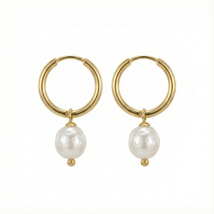 Boucles d'oreilles mariage pendantes : créoles dorées ornées de perles blanches nacrées, style élégant et chic.