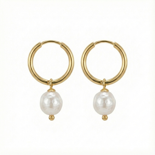 Boucles d'oreilles mariage pendantes : créoles dorées ornées de perles blanches nacrées, style élégant et chic.