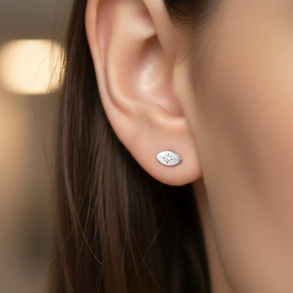 Boucles d’oreilles clous en argent 925 en forme d’œil serties d’une pierre blanche, bijou symbolique et élégant pour femme