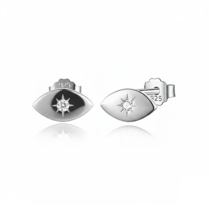 Boucles d’oreilles clous en argent 925 en forme d’œil serties d’une pierre blanche, bijou symbolique et élégant pour femme