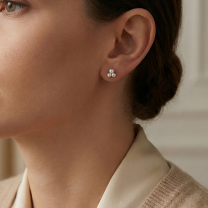 Boucles d’oreilles puces dorées or 18k avec trois perles blanches en grappe, design discret et lumineux
