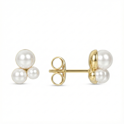 Boucles d’oreilles puces dorées or 18k avec trois perles blanches en grappe, design discret et lumineux
