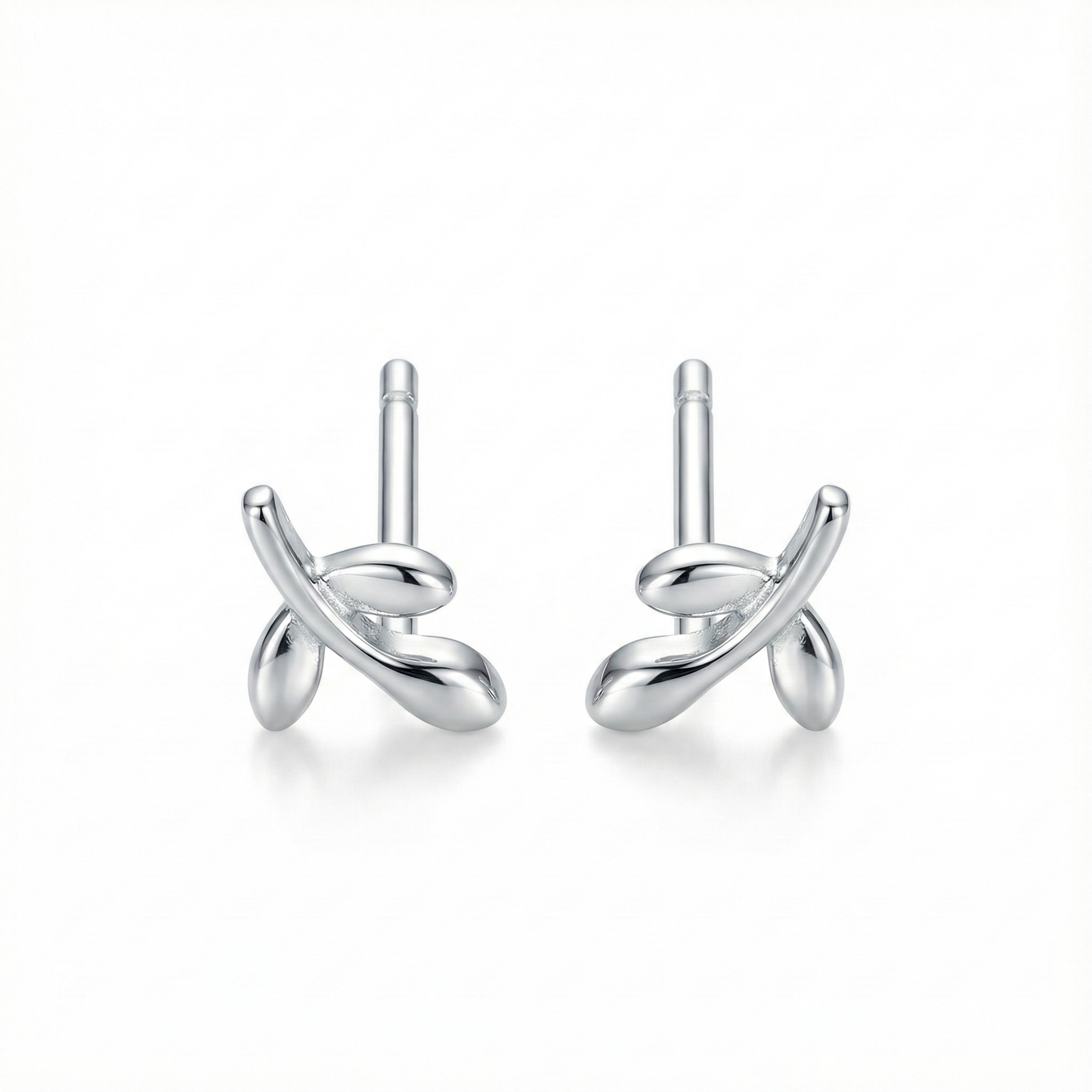 Boucles d'oreilles puces en forme de petite feuille en argent 925, design végétal et nature pour femme.